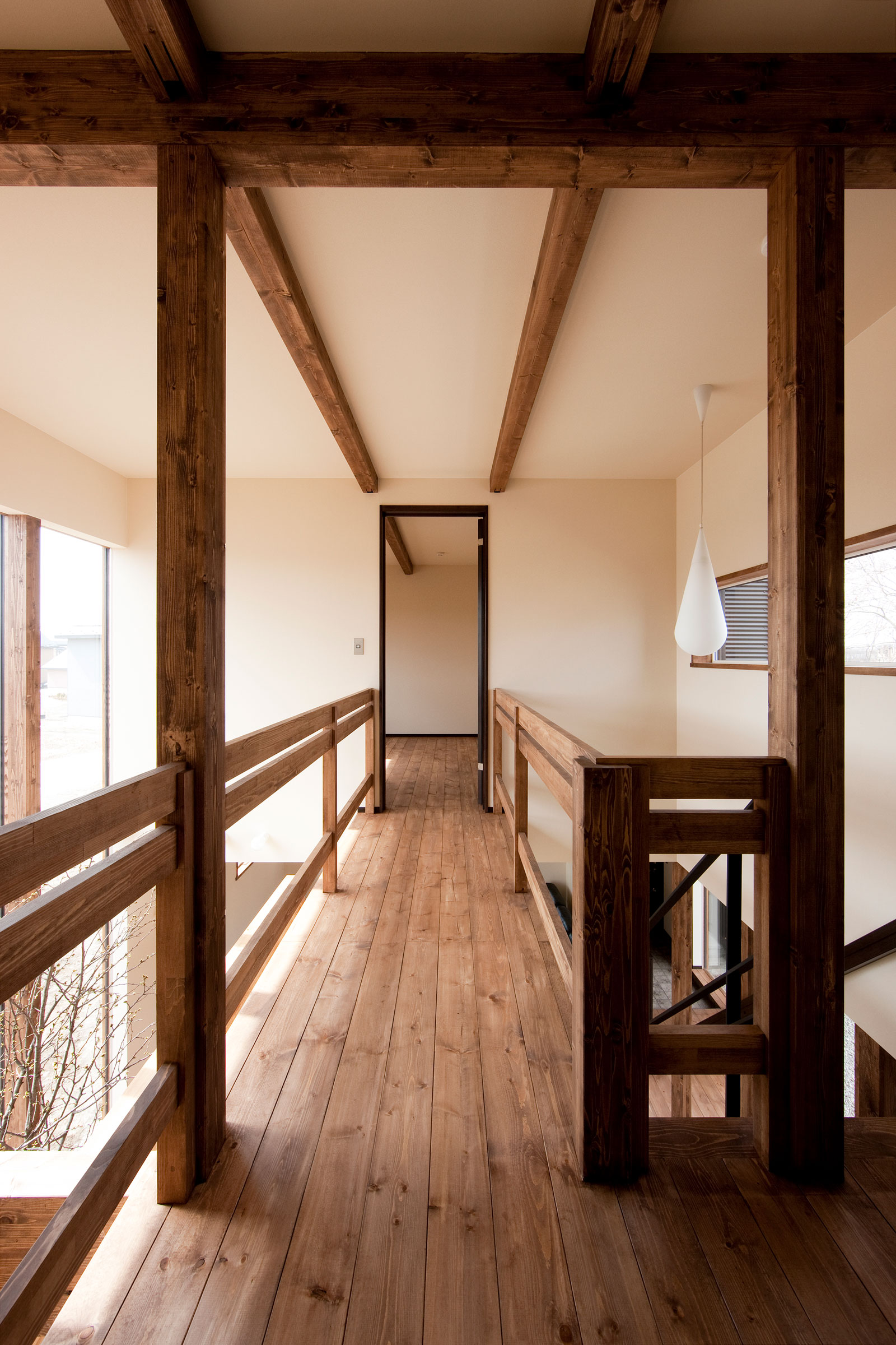 アートホームの苫小牧市の注文住宅施工事例「ろくめんそうの家」2階の渡り廊下