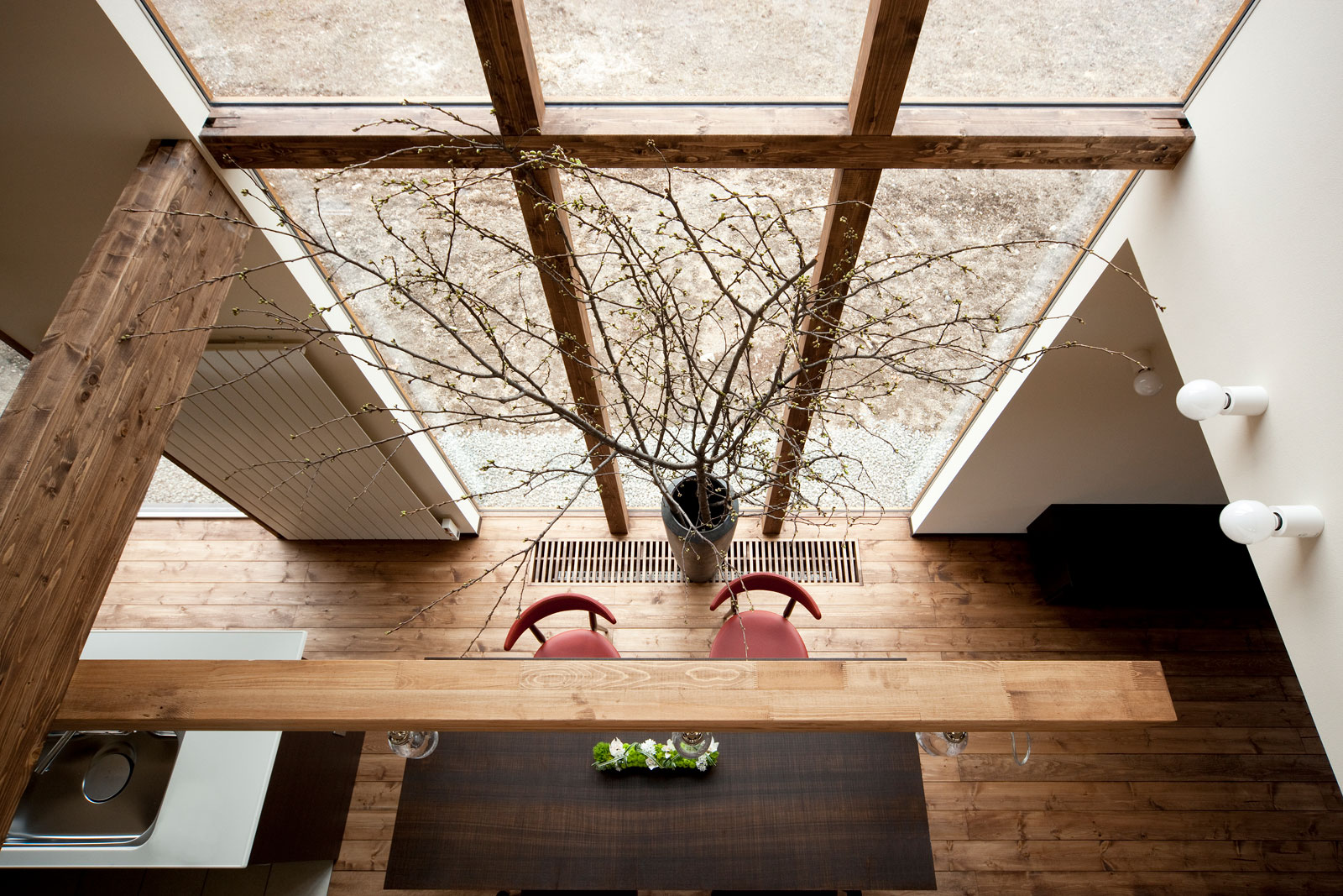 アートホームの苫小牧市の注文住宅施工事例「ろくめんそうの家」ダイニングを2階から見たところ