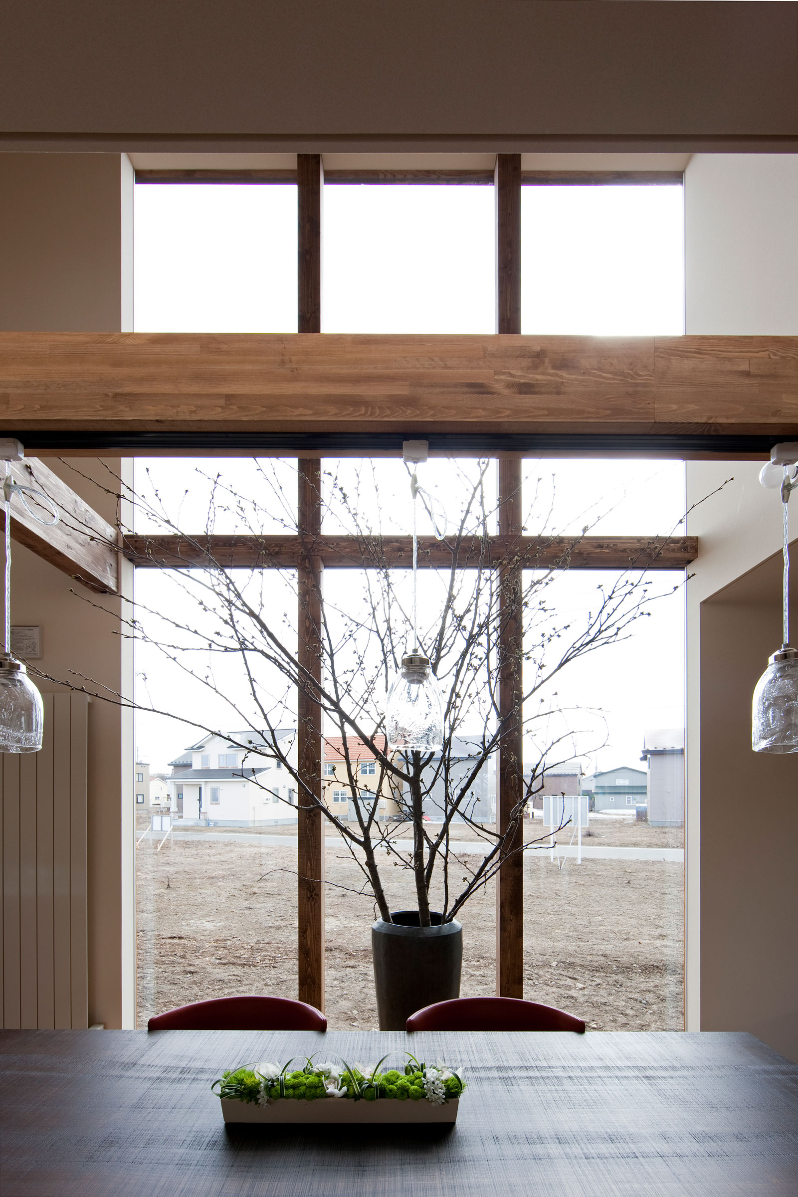 アートホームの苫小牧市の注文住宅施工事例「ろくめんそうの家」ダイニングの大窓はカーテンウォール