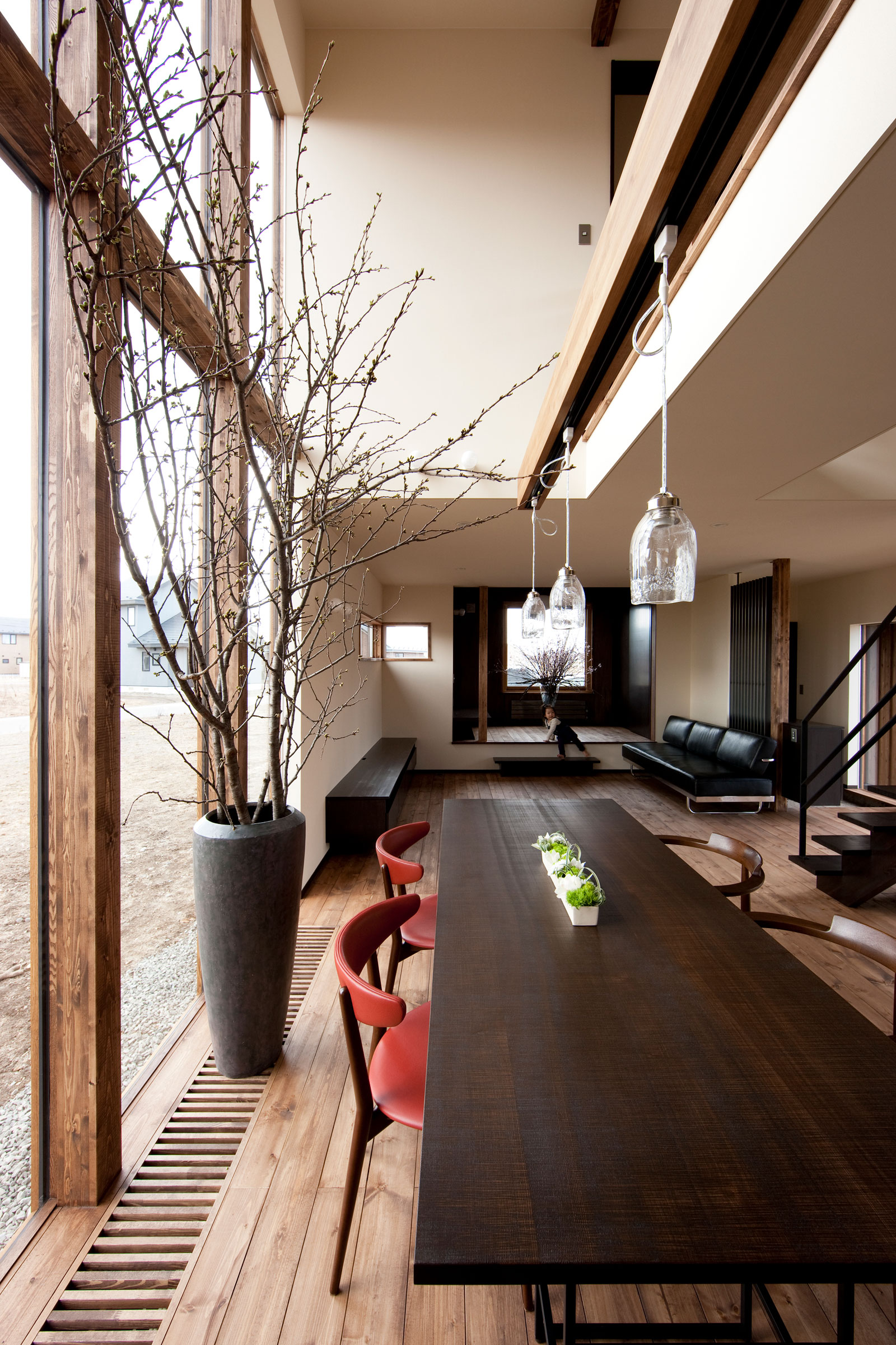 アートホームの苫小牧市の注文住宅施工事例「ろくめんそうの家」ダイニングテーブルとコールドドラフト防止の対策