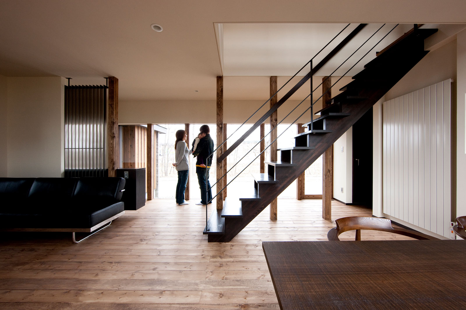 アートホームの苫小牧市の注文住宅施工事例「ろくめんそうの家」内観・階段とカーテンウォールの窓