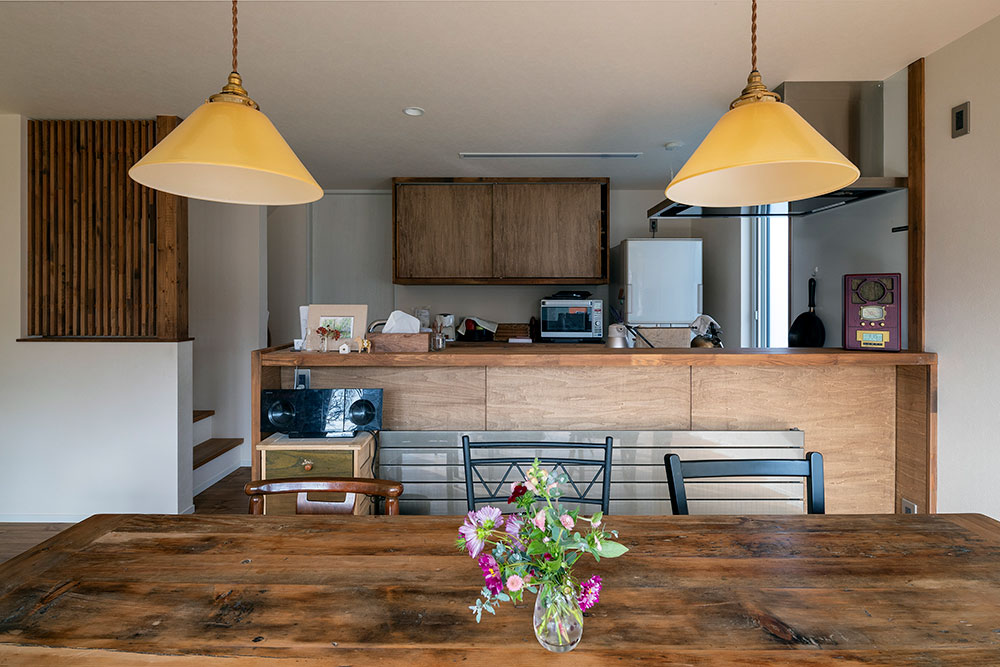 店舗付き住宅のアートホーム施工事例。木の温もりあふれるリビング・ダイニングの様子。