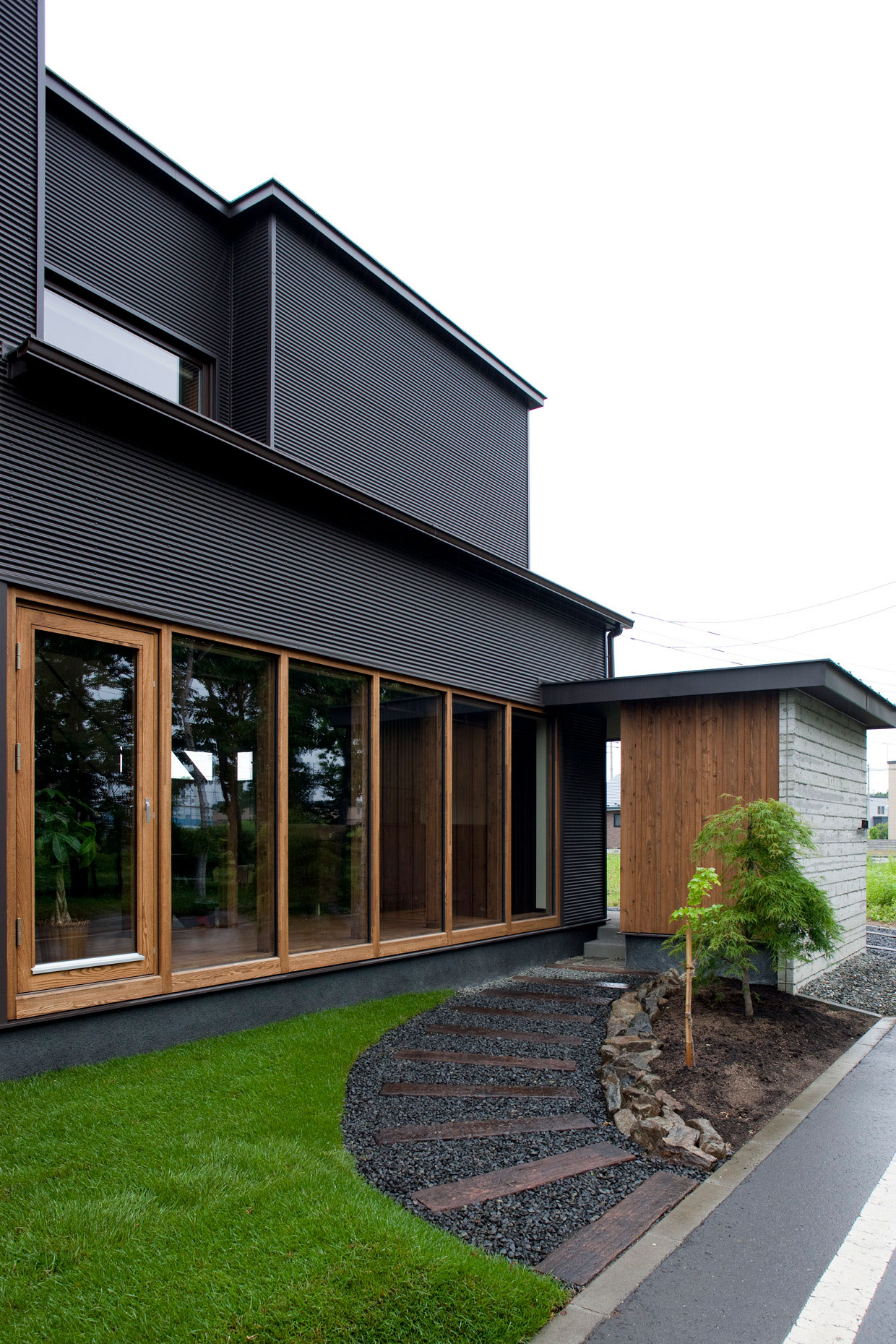 アートホームの苫小牧市の注文住宅施工事例「ろくめんそうの家」庭の外構の様子