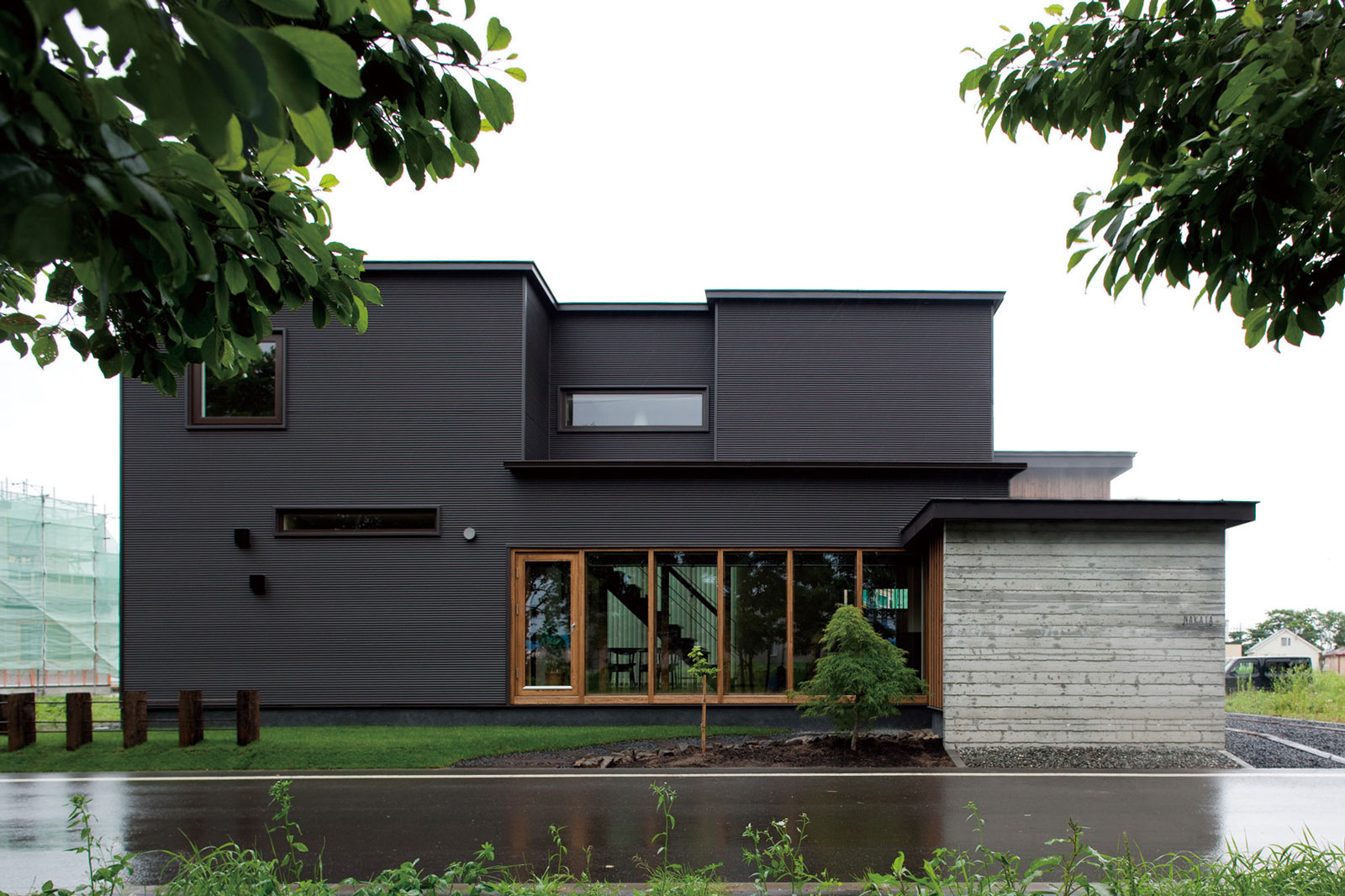 アートホームの苫小牧市の注文住宅施工事例「ろくめんそうの家」道路側から見た外観