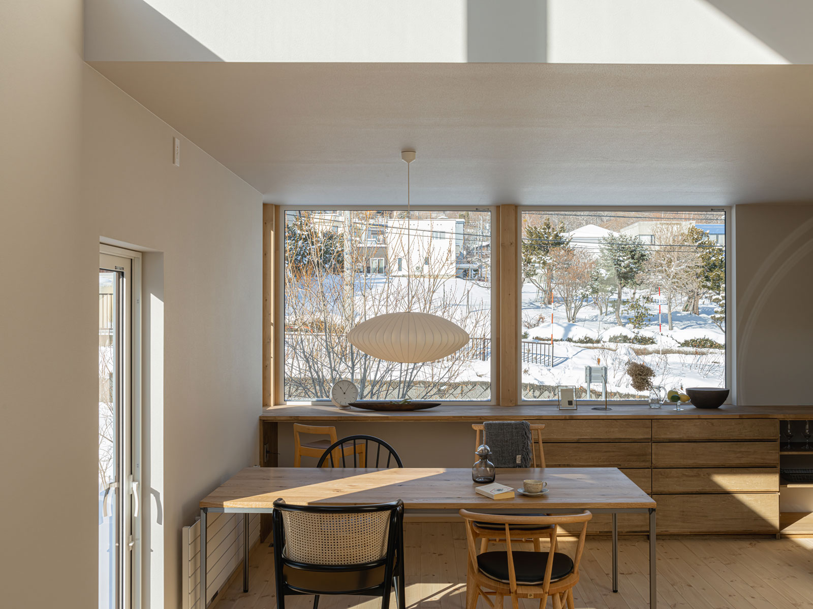 札幌市西区西野のアワハウスモデルハウスのリビングからダイニングをみたところ。