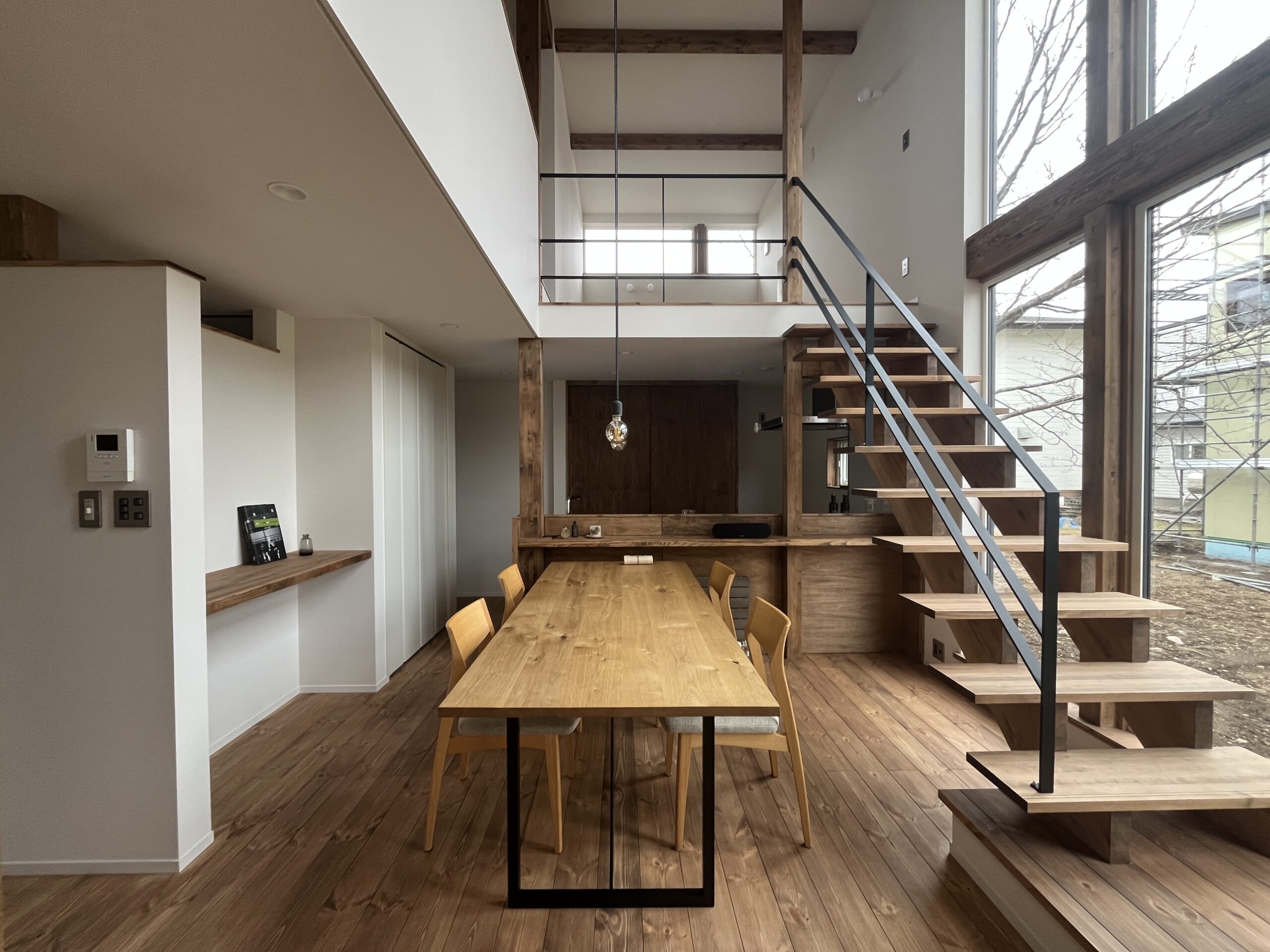 アワハウスの「ミニプロト　エグゼ」のダイニング。6連窓から明るい日差しが降り注ぐ。