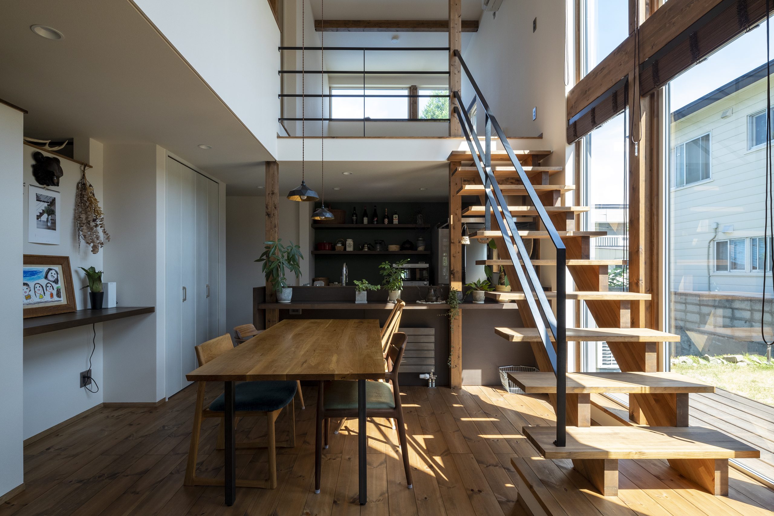 アワハウスの「ミニプロト　エグゼ」のダイニング。6連窓から明るい日差しが降り注ぐ。